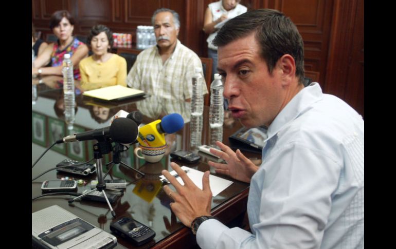 Miguel Castro platicó con el grupo de inconformes en la Sala de Ex presidentes de Tlaquepaque. A. HINOJOSA  /