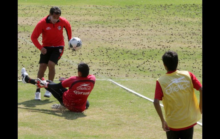 El técnico Benjamín Galindo disputa la pelota con el portero Miguel Pinto (abajo). A. CAMACHO  /