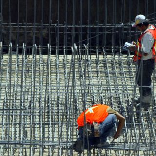Supervisan trabajos de revestimiento del Canal de Las Juntas
