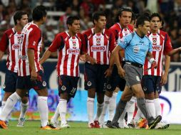 El árbitro del Clásico tapatío, Ricardo Arellano, tuvo altibajos en las decisiones tomadas en el encuentro. MEXSPORT  /