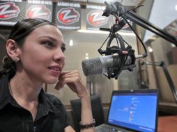 Angélica Jiménez “La Lic”, una de las locutoras de La Z, asegura que la permanencia de la estación se debe al estilo que impone.S.NÚÑEZ  /