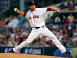 El lanzador mexicano Alfredo Aceves abrió el partido por los Medias Rojas de Boston. AFP  /