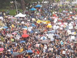 Alrededor de cuatro mil 500 estudiantes protestan en California. AP  /