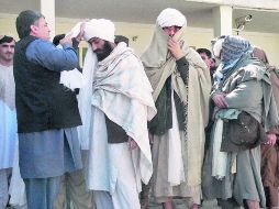 El gobernador de Kandahar otorga el perdón a un ex militante talibán. AP  /