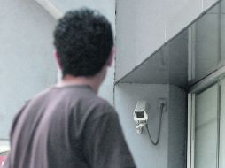 La nueva medida incluye un padrón de las cámaras públicas y privadas instaladas en espacios abiertos a la población. M. FREYRÍA  /