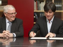 Joachim Löw firmando su nuevo contrato con la Selección alemana. EFE  /