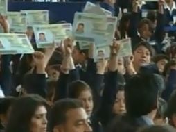 Niños de la escuela primaria Jaime Torres Bodet fueron los primeros en recibir su cédula. ESPECIAL  /