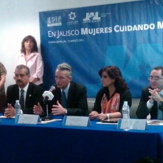 Pretenden reducir muertes maternas con 'madrinas obstétricas'