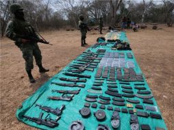 Arsenal decomisado en campo de entrenamiento clandestino en Veracruz. AFP  /