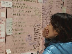 Mientras aumentan riesgos por la alerta nuclear en Japón, continúa el drama de miles de personas por ubicar a sus familiares. AP  /