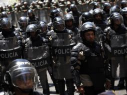 Policías venezolanos vigilan una marcha de estudiantes en la capital, Caracas. REUTERS  /