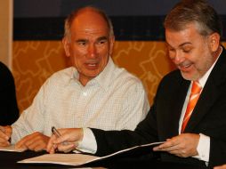 Emilio González y Francisco Mayorga signaron el convenio este martes. M. FREYRÍA  /