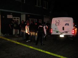 • El hombre quedó muerto sobre la calle Tadeo Ortiz Ayala, donde fue levantado por camilleros del SEMEFO. O. RUVALCABA  /