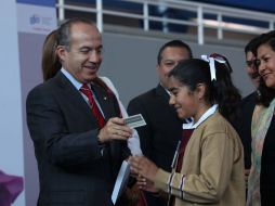La niña Fernanda Ramírez recibe la Cédula de Identidad de manos de el Presidente Felipe Calderón. EL UNIVERSAL  /