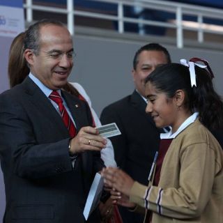 Calderón inicia reparto de cédulas