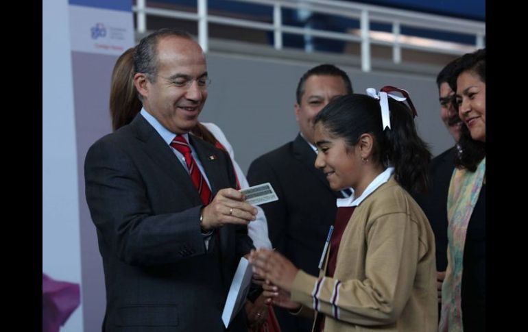 La niña Fernanda Ramírez recibe la Cédula de Identidad de manos de el Presidente Felipe Calderón. EL UNIVERSAL  /
