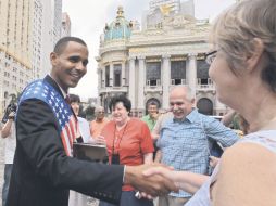 Rinaldo Américo, un imitador de Barack Obama, saluda a turistas en la Plaza Cinelandia, en Río de Janeiro. REUTERS  /