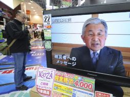 El emperador Akihito dirigió hoy a los japoneses el primer mensaje por televisión de sus 22 años de reinado. EFE  /