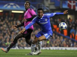 Mikel y Dame N'Doye durante el duelo de la Champions League. REUTERS  /