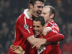 Javier 'Chicharito' Hernández es felicitado por sus compañeros tras anotar gol. REUTERS  /