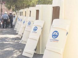 En una gira por Lagos de Moreno, el gobernador entregó 257 sanitarios ecológicos (foto) a familias de 10 comunidades. ESPECIAL  /