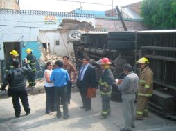 Tras el percance también resultaron dañadas dos camionetas y una casa. O. RUVALCABA  /