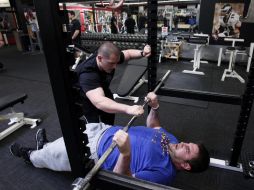 El liniero ofensivo de las Águilas de Filadelfia, Todd Herremans (der.), trabaja en un gimnasio privado en Nueva Jersey. AP  /