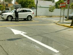 Elementos de la Secretaría de Vialidad orientan a los automovilistas sobre los cambios en el sentido de circulación. A. HINOJOSA  /