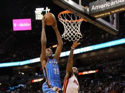 Kevin Durant (izq.) clava la pelota ante la marca de LeBron James.  /