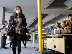 Ante la amenza de contaminación una pasajero proveniente de Japón, entra a un puesto de chequeo en Corea del Sur. EFE  /