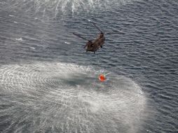 Helicópteros se utilizaron para verter agua sobre la central nuclear de Fukushima para intentar enfriar el combustble. AP  /