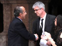 El mandatario de México saluda a Javier Moreno, director del periódico español “El País”. EL UNIVERSAL  /