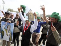 Simpatizantes del líder libio celebran los recientes avances de las tropas del régimen en territorios de la rebelión. EFE  /