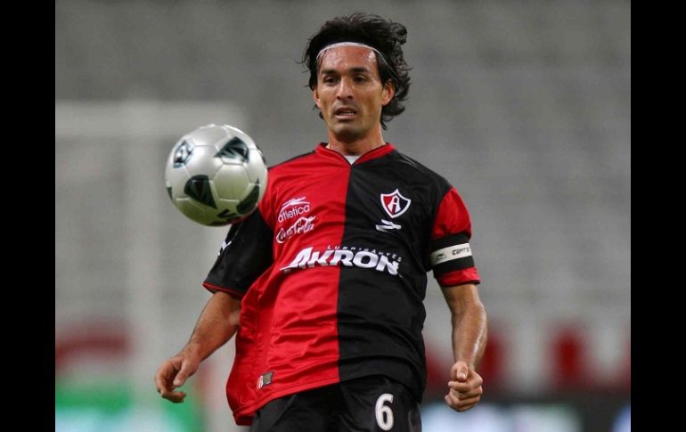 Gerardo Espinoza dominando el esférico en un partido del Atlas. MEXSPORT  /