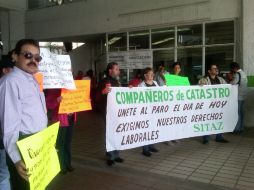 Plantón de trabajadores de Catastro en la Unidad Administrativa Las Águilas. L. NAVARRO  /