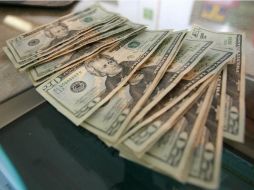 El peso mexicano cierra en 12.23 por dólar. ARCHIVO  /