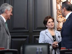 Los senadores Manlio Fabio Beltrones (derecha) y Ricardo García saludan a la canciller Patricia Espinosa. NTX  /