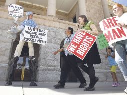 Habitantes de Arizona protestan afuera del Senado en Phoenix ante la posibilidad de nuevas leyes contra los sin papeles. AP  /