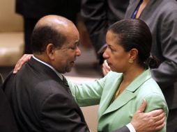 El ex representante de Libia ante la ONU, Abdurrahman Mohamed, abraza a la representante de EU, Susan Rice. AP  /