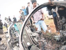 Insurgentes y civiles festejan el derribo de uno de los aviones del Ejército de las fuerzas de Muamar Gadhafi. EFE  /