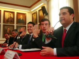 Los ediles de la ZMG en la firma del acuerdo para facilitar la construcción de la Línea 3 del Tren Ligero. EL INFORMADOR  /