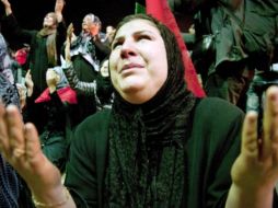 Numerosas personas celebran ante la sede del Consejo Nacional Transitorio de Libia, en Bengasi. EFE  /