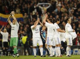 Los jugadores del Real Madrid, festejando tras conseguir su pase a los cuartos de final de la Champions League. AFP  /