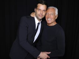 Se muestra al cantante puertorriqueño con el italiano Giorgio Armani. EFE  /