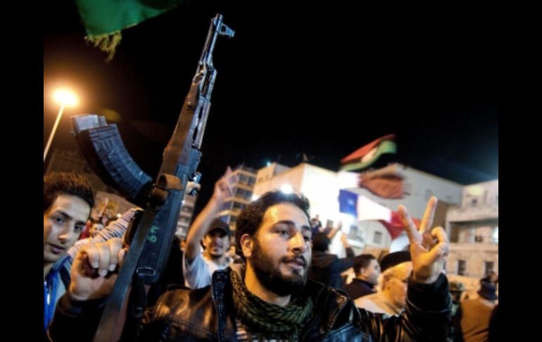 Un rebelde libio hace la señal de victoria mientras celebran la aprobación del Consejo de Seguridad de la ONU. EFE  /