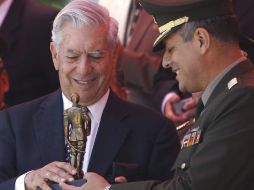 En días pasados el escritor recibió un homenaje en el colegio militar donde estudió. EFE  /