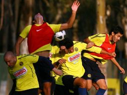 Los jugadores del América luchan por rematar el balón en un entrenamiento. MEXSPORT  /