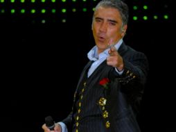 Fernández lució un traje de charro azul con rayas en gris. NTX  /