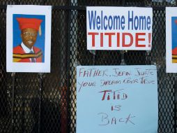 Cartel de recibimiento al ex presidente, a quien los haitianos nombran cariñosamente 'titide'. AP  /