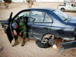 Un soldado descansa en un coche en el frente de la ciudad de Ajdabiya. EFE  /